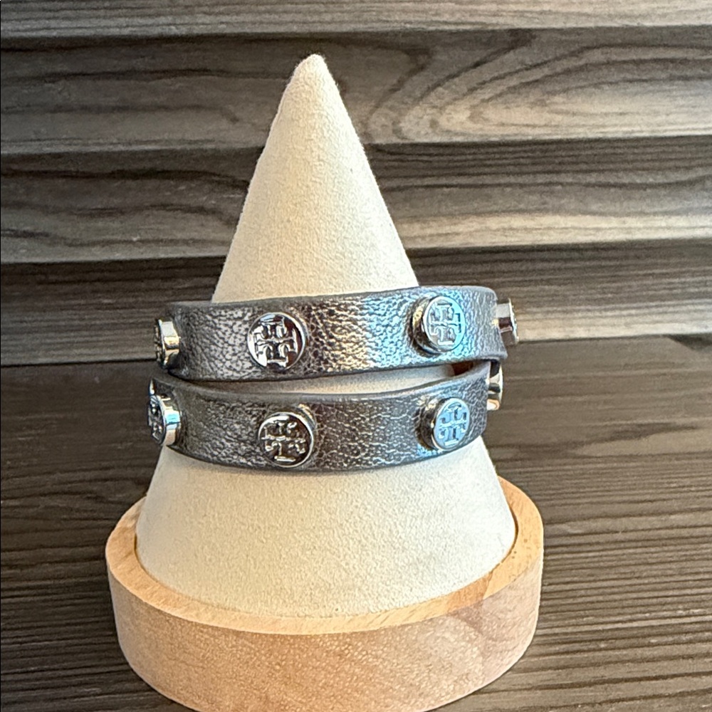 Tory Burch Double Wrap Metallic Leather Logo Stud Bracelet Silver - Picture 1 of 9